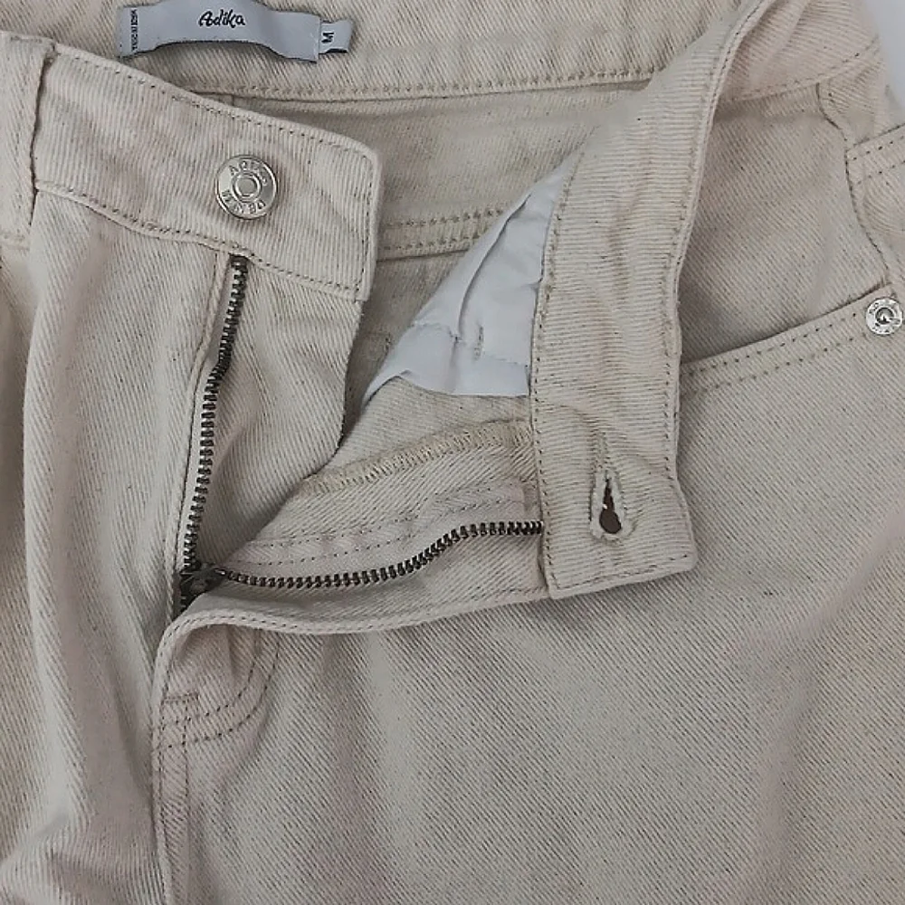 Adika Jeans Women's Size Medium Cream‎ Colored Wide Leg Jeans Raw Hem Pre-owned